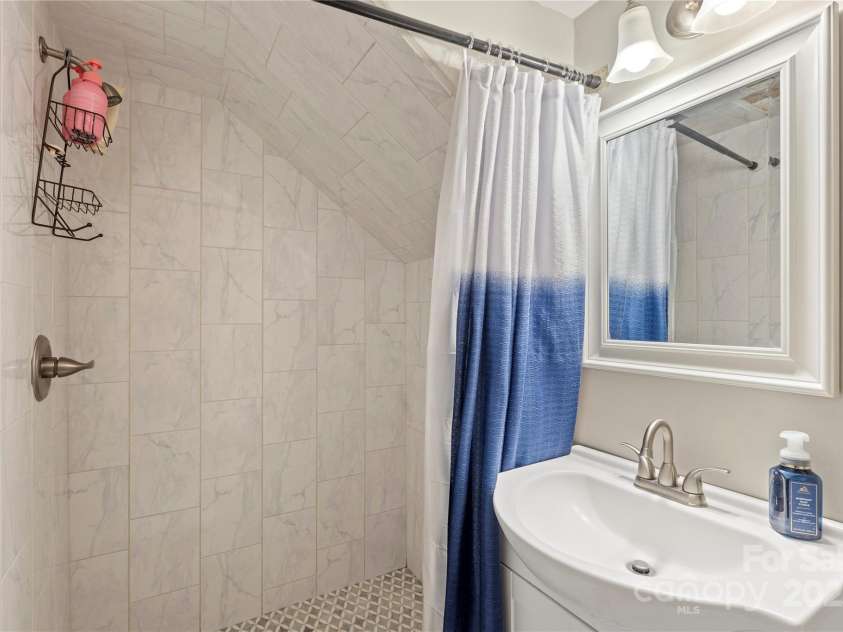 1914 Bonnie Lane, Charlotte, NC 28213.  MLS# CAR4292204, YatesRealty ID 34431. 