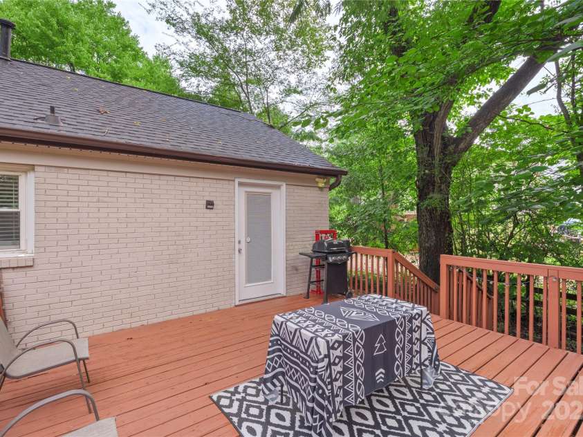 1914 Bonnie Lane, Charlotte, NC 28213.  MLS# CAR4292204, YatesRealty ID 34431. 