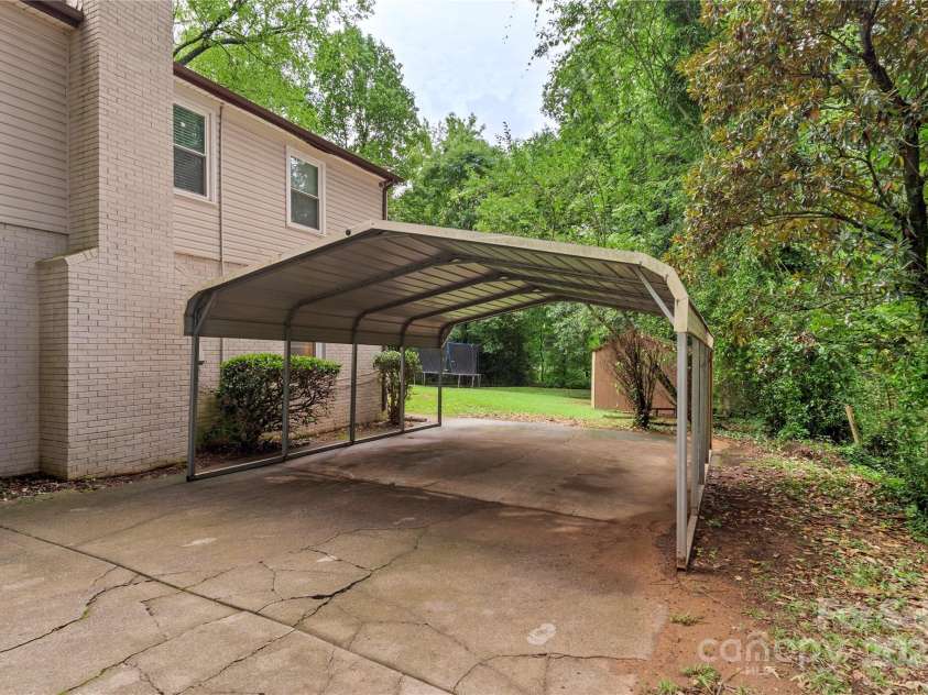 1914 Bonnie Lane, Charlotte, NC 28213.  MLS# CAR4292204, YatesRealty ID 34431. 