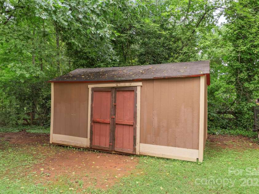 1914 Bonnie Lane, Charlotte, NC 28213.  MLS# CAR4292204, YatesRealty ID 34431. 