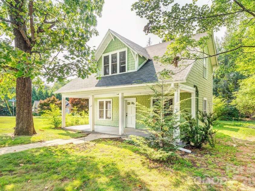 648 Lakeshore Drive, Asheville, NC 28804.  MLS# CAR4398903, YatesRealty ID 34433. 