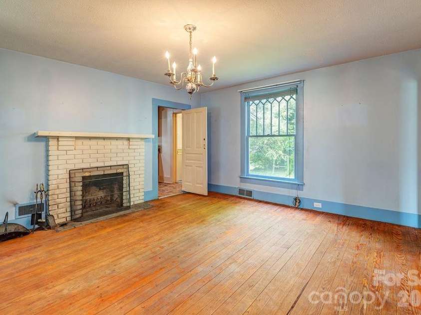648 Lakeshore Drive, Asheville, NC 28804.  MLS# CAR4398903, YatesRealty ID 34433. 