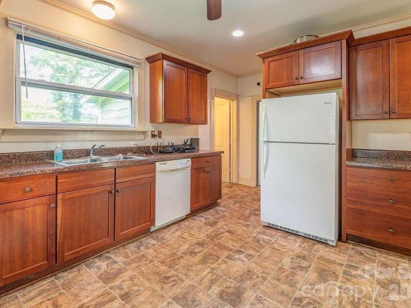 648 Lakeshore Drive, Asheville, NC 28804.  MLS# CAR4398903, YatesRealty ID 34433. 