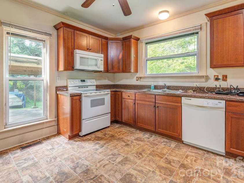 648 Lakeshore Drive, Asheville, NC 28804.  MLS# CAR4398903, YatesRealty ID 34433. 