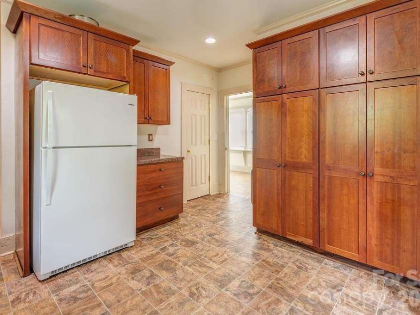 648 Lakeshore Drive, Asheville, NC 28804.  MLS# CAR4398903, YatesRealty ID 34433. 