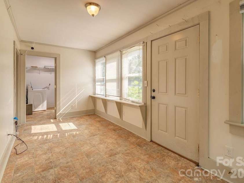 648 Lakeshore Drive, Asheville, NC 28804.  MLS# CAR4398903, YatesRealty ID 34433. 