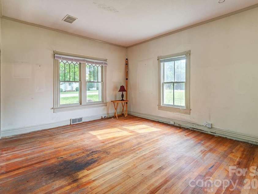 648 Lakeshore Drive, Asheville, NC 28804.  MLS# CAR4398903, YatesRealty ID 34433. 