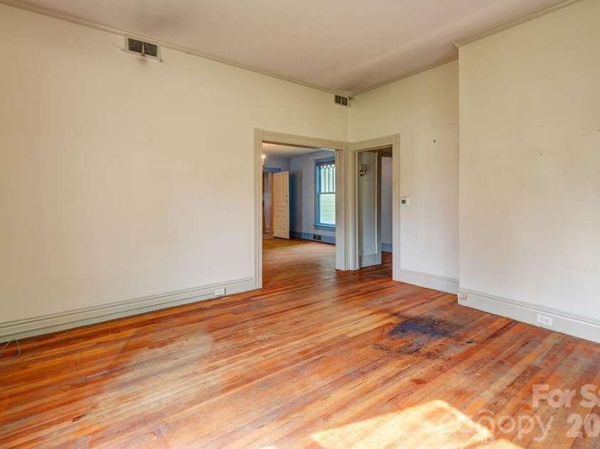 648 Lakeshore Drive, Asheville, NC 28804.  MLS# CAR4398903, YatesRealty ID 34433. 