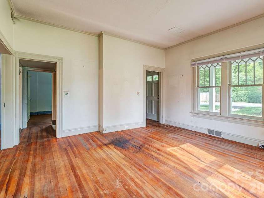 648 Lakeshore Drive, Asheville, NC 28804.  MLS# CAR4398903, YatesRealty ID 34433. 