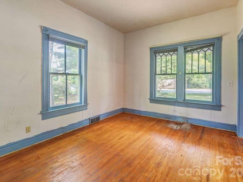 648 Lakeshore Drive, Asheville, NC 28804.  MLS# CAR4398903, YatesRealty ID 34433. 