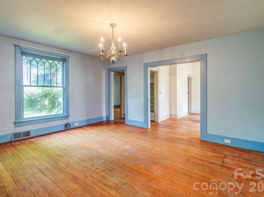648 Lakeshore Drive, Asheville, NC 28804.  MLS# CAR4398903, YatesRealty ID 34433. 