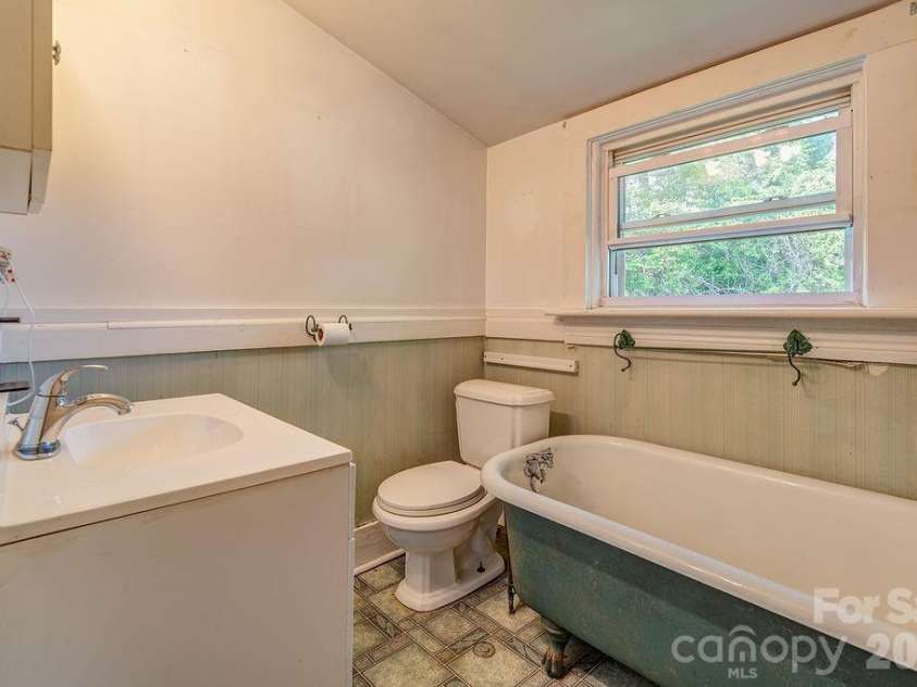 648 Lakeshore Drive, Asheville, NC 28804.  MLS# CAR4398903, YatesRealty ID 34433. 