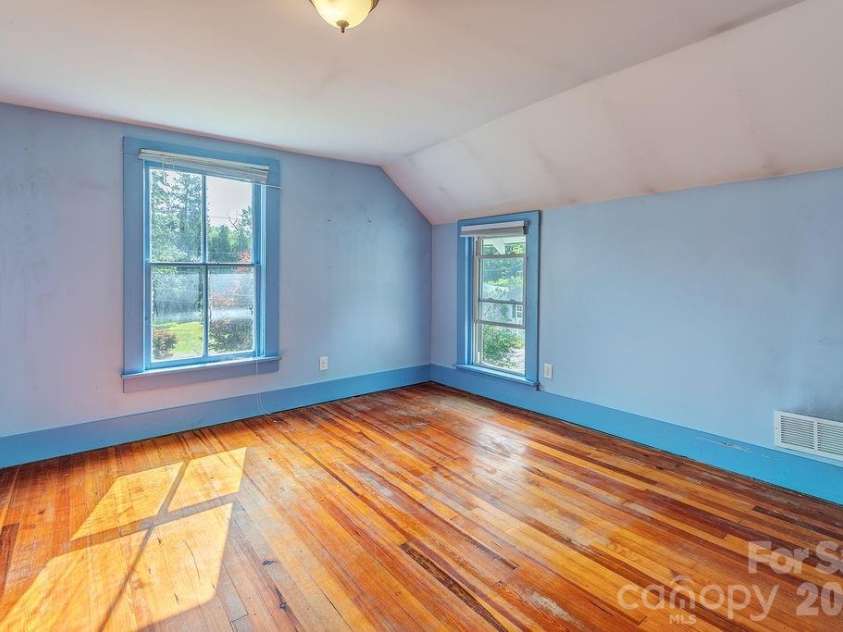 648 Lakeshore Drive, Asheville, NC 28804.  MLS# CAR4398903, YatesRealty ID 34433. 