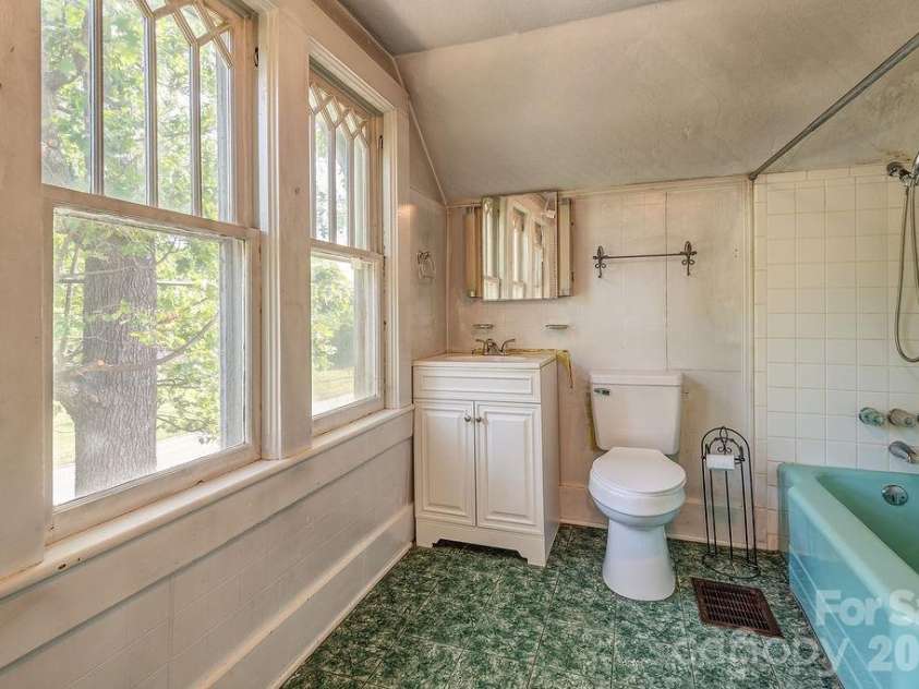 648 Lakeshore Drive, Asheville, NC 28804.  MLS# CAR4398903, YatesRealty ID 34433. 