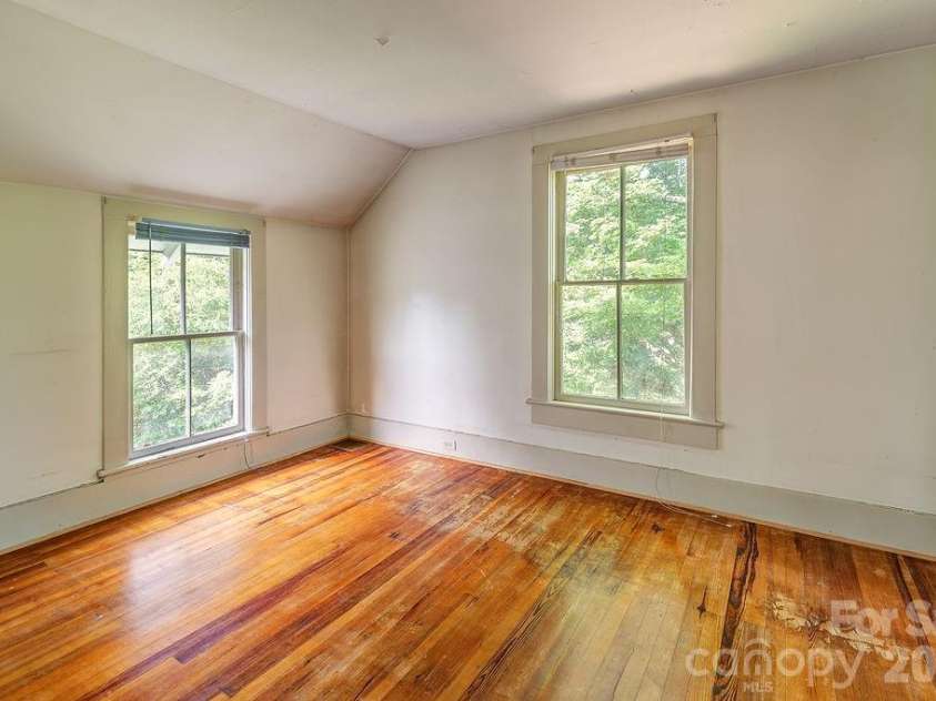 648 Lakeshore Drive, Asheville, NC 28804.  MLS# CAR4398903, YatesRealty ID 34433. 