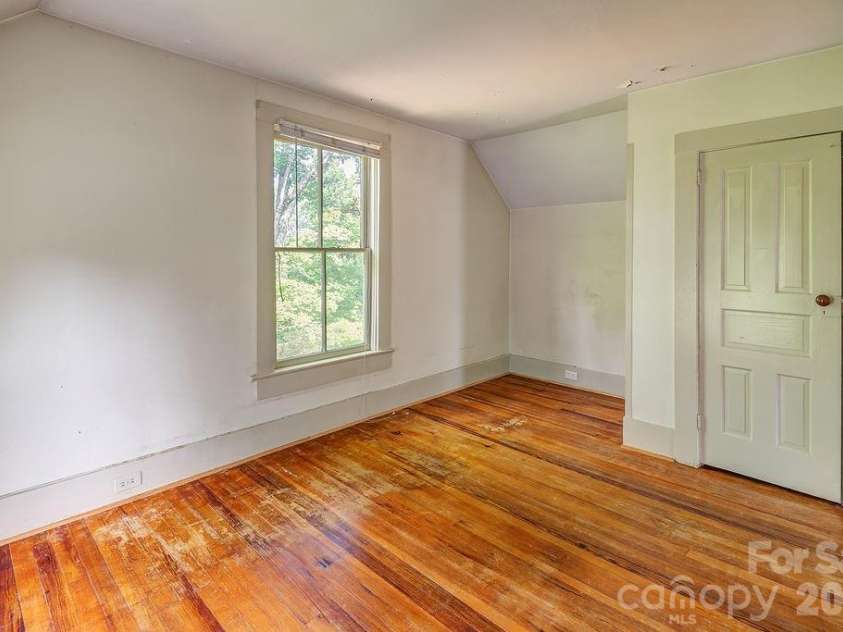 648 Lakeshore Drive, Asheville, NC 28804.  MLS# CAR4398903, YatesRealty ID 34433. 