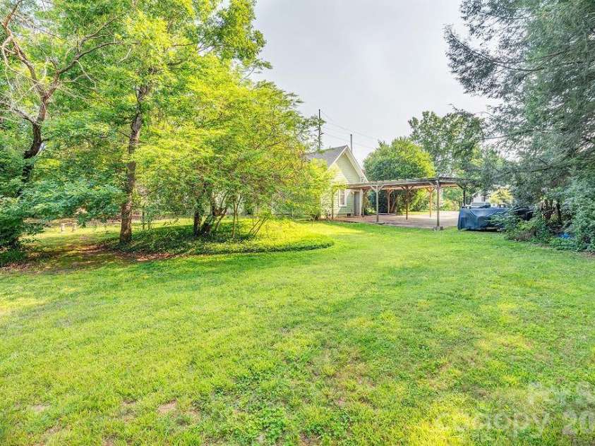648 Lakeshore Drive, Asheville, NC 28804.  MLS# CAR4398903, YatesRealty ID 34433. 
