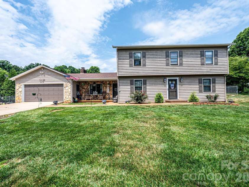 5976 Gold Creek Estate Drive, Hickory, NC 28601.  MLS# CAR4399217, YatesRealty ID 34435. 