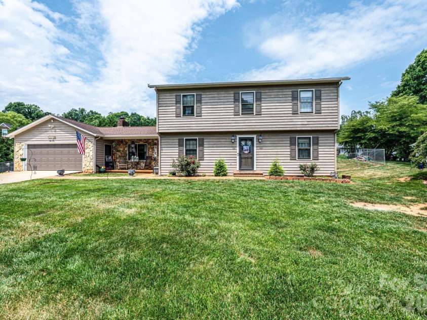 5976 Gold Creek Estate Drive, Hickory, NC 28601.  MLS# CAR4399217, YatesRealty ID 34435. 