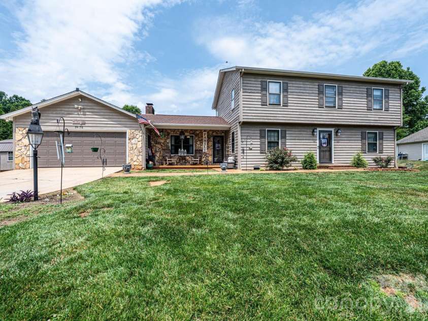 5976 Gold Creek Estate Drive, Hickory, NC 28601.  MLS# CAR4399217, YatesRealty ID 34435. 