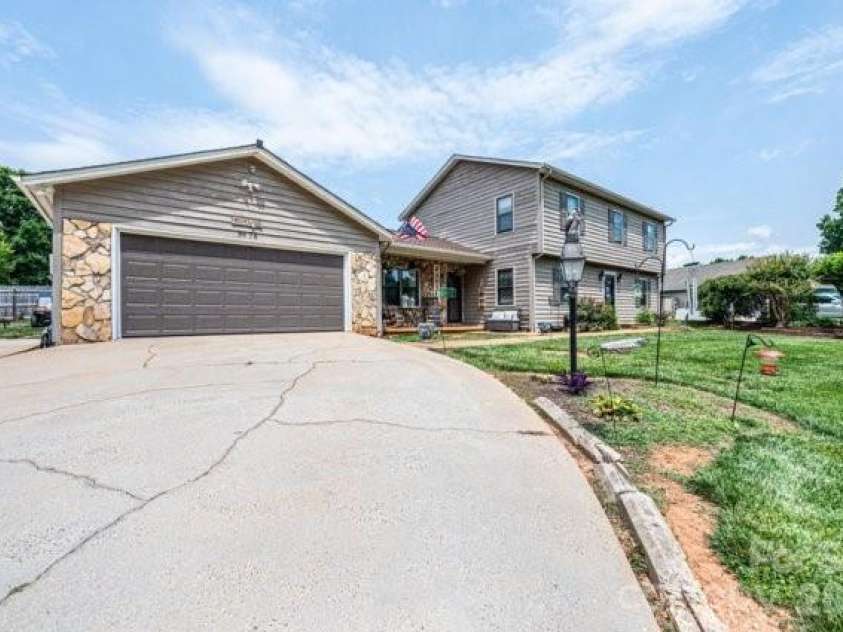 5976 Gold Creek Estate Drive, Hickory, NC 28601.  MLS# CAR4399217, YatesRealty ID 34435. 
