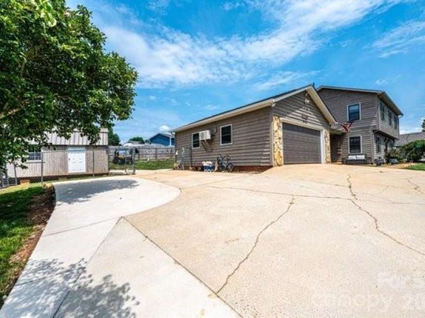 5976 Gold Creek Estate Drive, Hickory, NC 28601.  MLS# CAR4399217, YatesRealty ID 34435. 