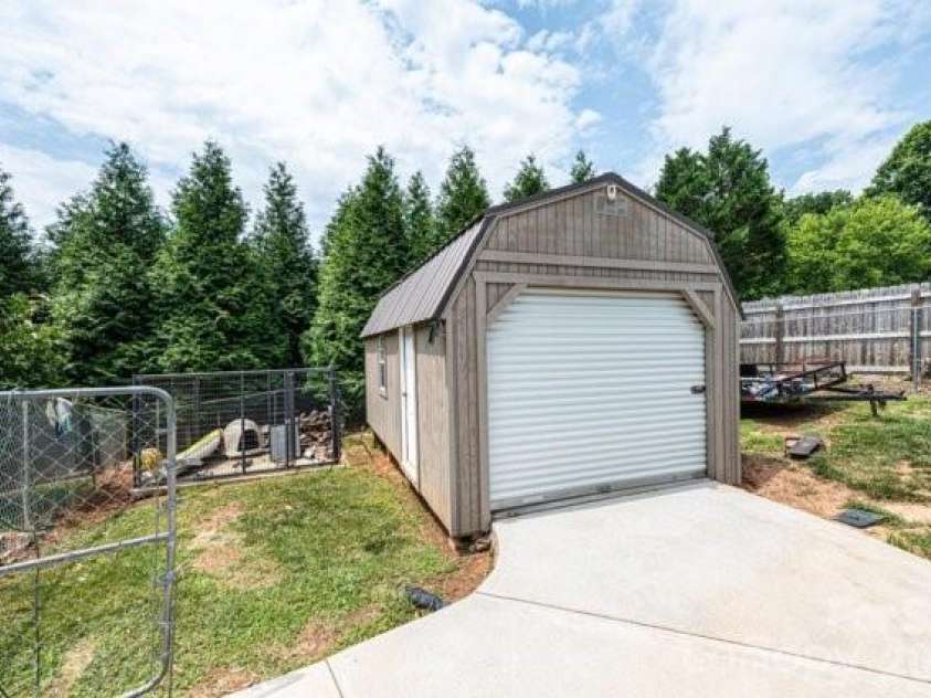 5976 Gold Creek Estate Drive, Hickory, NC 28601.  MLS# CAR4399217, YatesRealty ID 34435. 