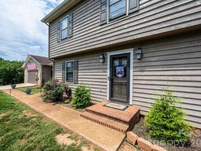 5976 Gold Creek Estate Drive, Hickory, NC 28601.  MLS# CAR4399217, YatesRealty ID 34435. 