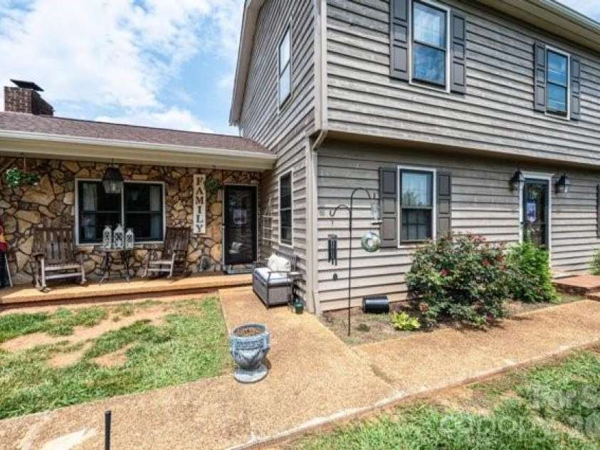 5976 Gold Creek Estate Drive, Hickory, NC 28601.  MLS# CAR4399217, YatesRealty ID 34435. 