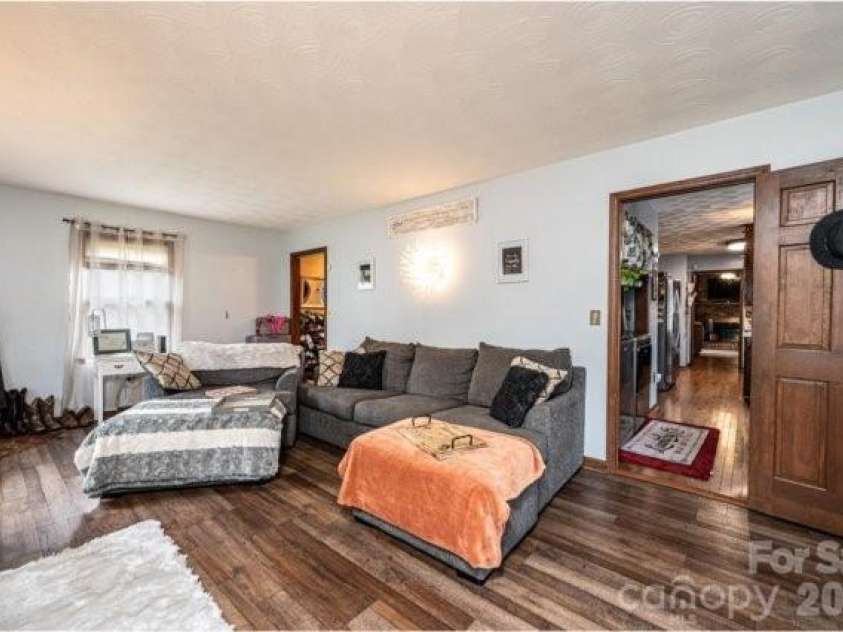 5976 Gold Creek Estate Drive, Hickory, NC 28601.  MLS# CAR4399217, YatesRealty ID 34435. 