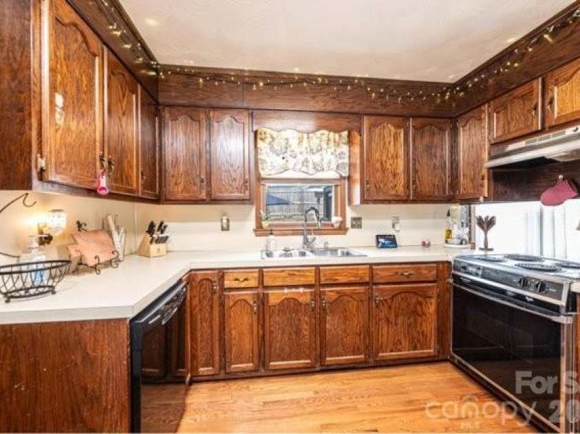 5976 Gold Creek Estate Drive, Hickory, NC 28601.  MLS# CAR4399217, YatesRealty ID 34435. 
