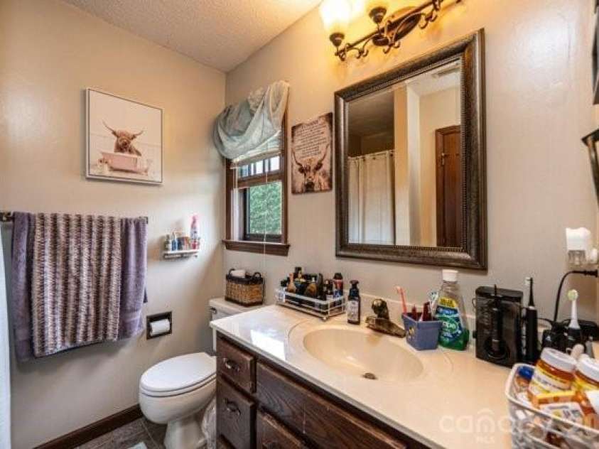 5976 Gold Creek Estate Drive, Hickory, NC 28601.  MLS# CAR4399217, YatesRealty ID 34435. 