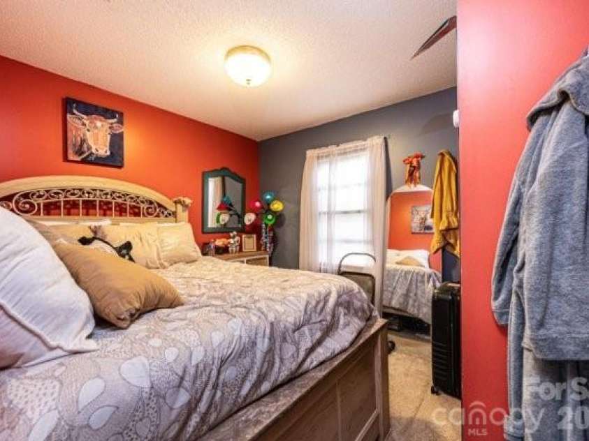 5976 Gold Creek Estate Drive, Hickory, NC 28601.  MLS# CAR4399217, YatesRealty ID 34435. 