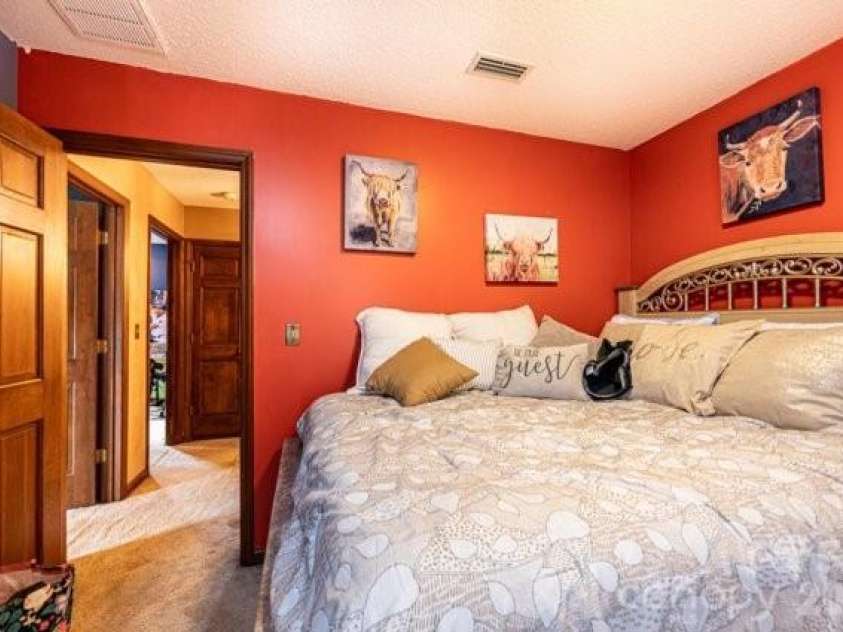 5976 Gold Creek Estate Drive, Hickory, NC 28601.  MLS# CAR4399217, YatesRealty ID 34435. 