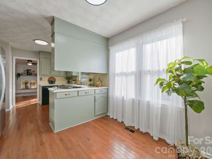 5976 Gold Creek Estate Drive, Hickory, NC 28601.  MLS# CAR4425606, YatesRealty ID 34435. 