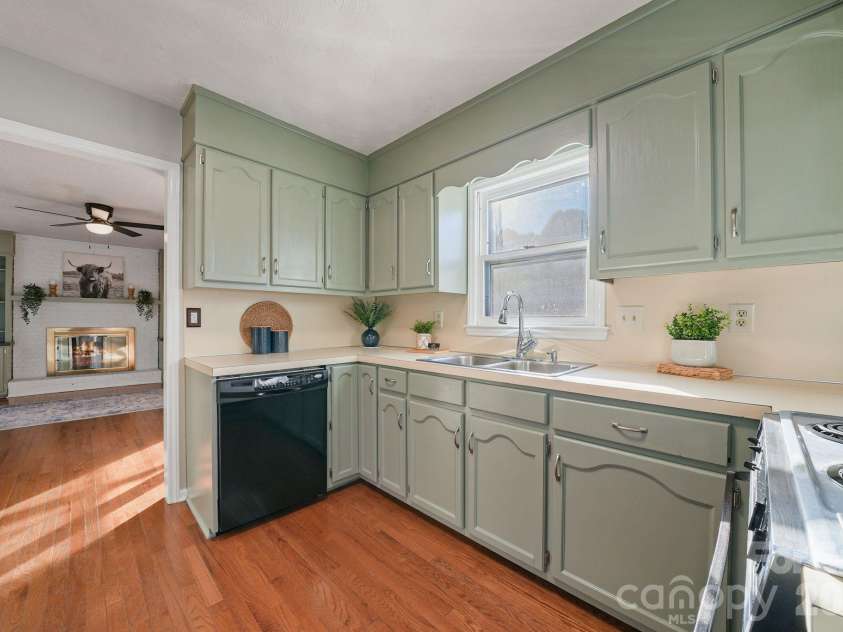 5976 Gold Creek Estate Drive, Hickory, NC 28601.  MLS# CAR4425606, YatesRealty ID 34435. 