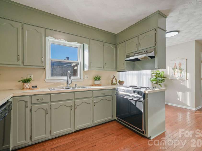 5976 Gold Creek Estate Drive, Hickory, NC 28601.  MLS# CAR4425606, YatesRealty ID 34435. 
