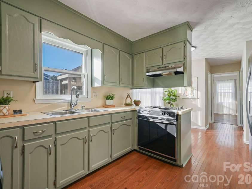 5976 Gold Creek Estate Drive, Hickory, NC 28601.  MLS# CAR4425606, YatesRealty ID 34435. 