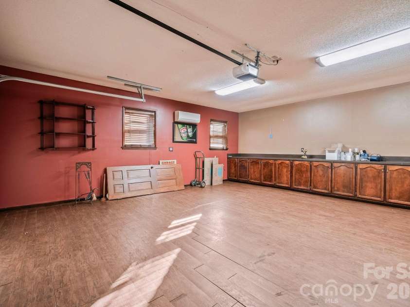 5976 Gold Creek Estate Drive, Hickory, NC 28601.  MLS# CAR4425606, YatesRealty ID 34435. 