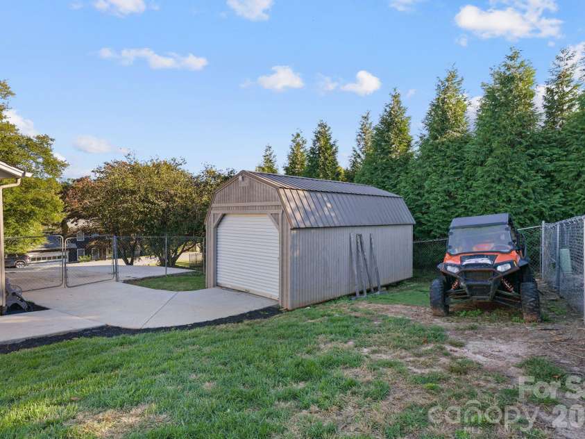 5976 Gold Creek Estate Drive, Hickory, NC 28601.  MLS# CAR4425606, YatesRealty ID 34435. 