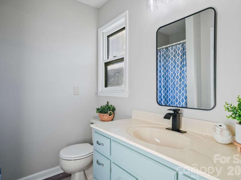 5976 Gold Creek Estate Drive, Hickory, NC 28601.  MLS# CAR4425606, YatesRealty ID 34435. Primary Bath