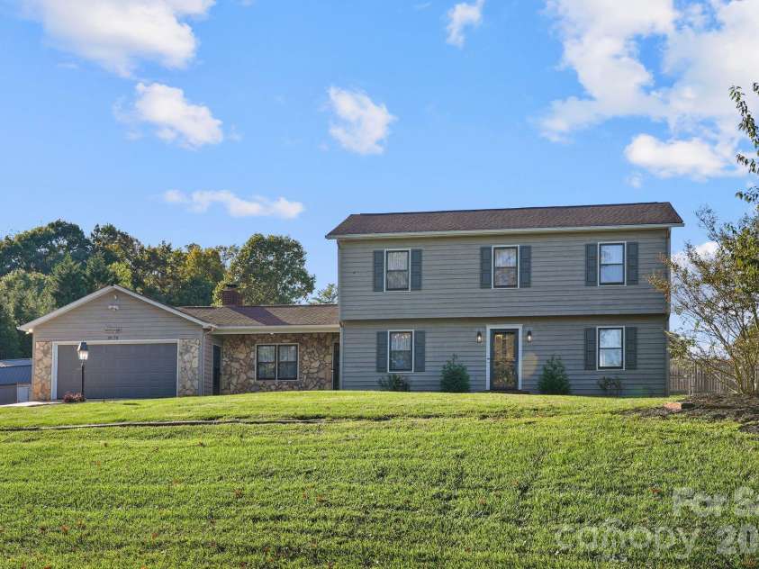 5976 Gold Creek Estate Drive, Hickory, NC 28601.  MLS# CAR4425606, YatesRealty ID 34435. Welcome Home!