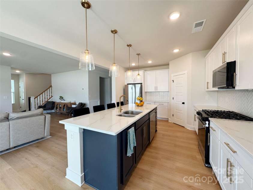 11012 Commons Drive, Charlotte, NC 28213.  MLS# CAR4293410, YatesRealty ID 34436. 