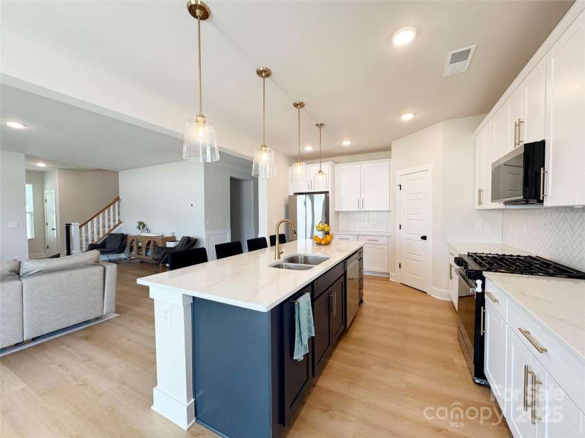 11012 Commons Drive, Charlotte, NC 28213.  MLS# CAR4293410, YatesRealty ID 34436. 