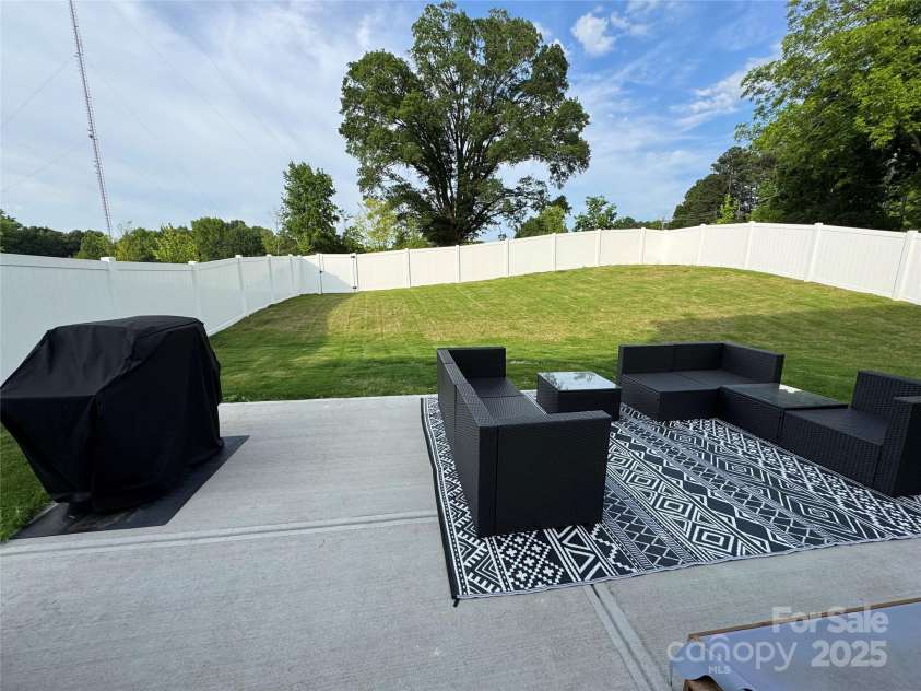 11012 Commons Drive, Charlotte, NC 28213.  MLS# CAR4293410, YatesRealty ID 34436. 