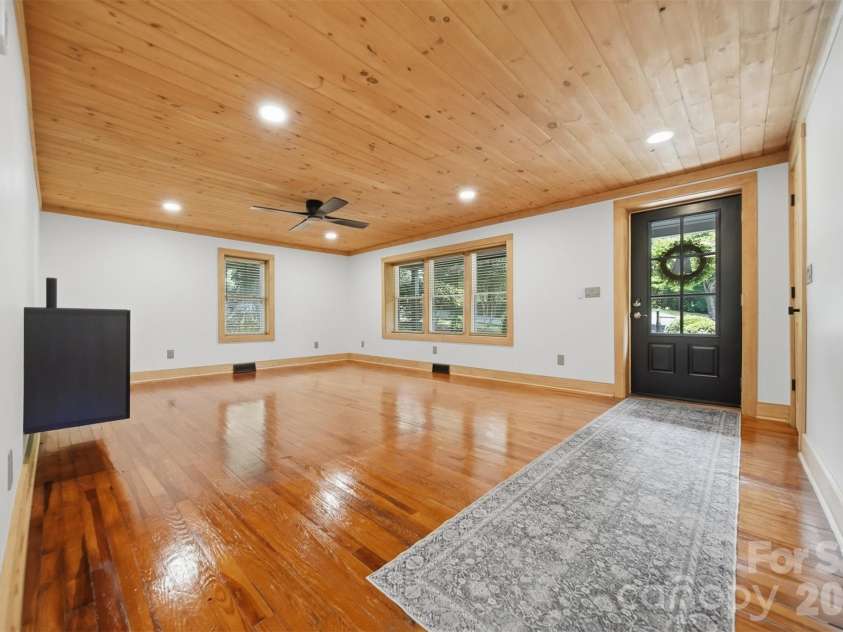 418 Arlington Circle, Lenoir, NC 28645.  MLS# CAR4390975, YatesRealty ID 34437. 