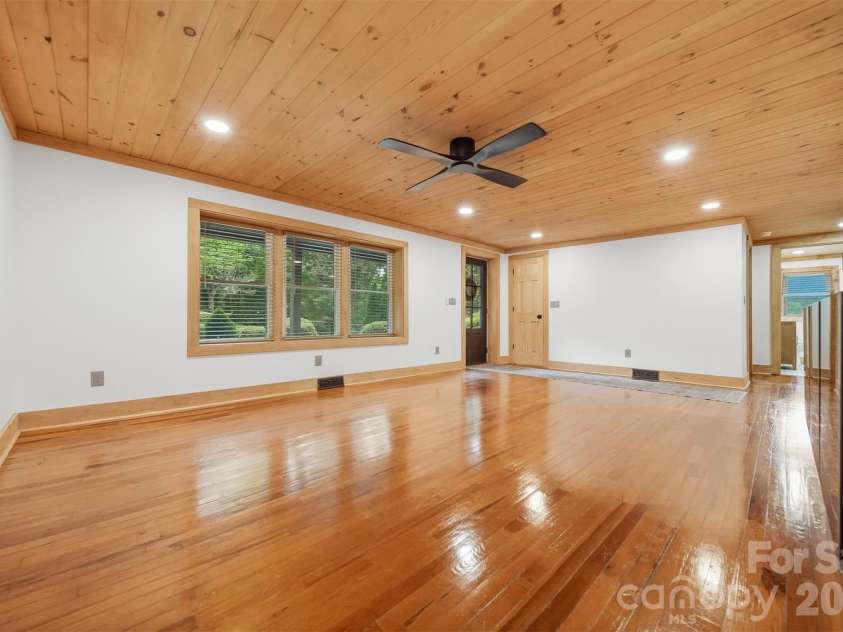 418 Arlington Circle, Lenoir, NC 28645.  MLS# CAR4390975, YatesRealty ID 34437. 