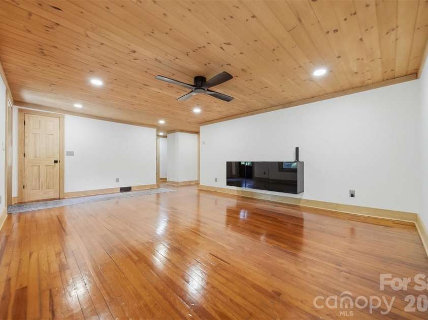 418 Arlington Circle, Lenoir, NC 28645.  MLS# CAR4390975, YatesRealty ID 34437. 
