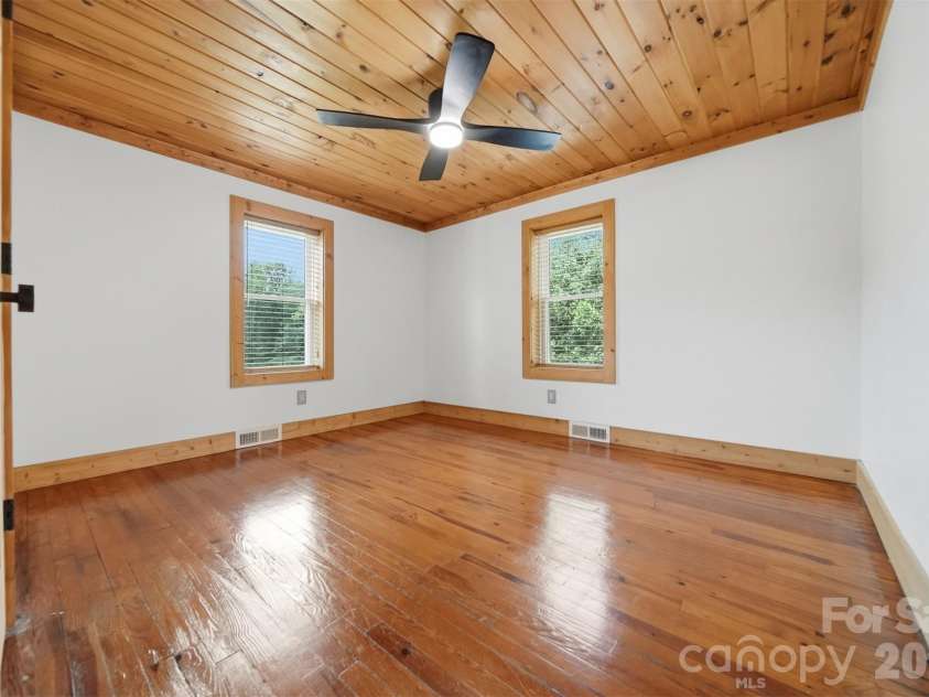 418 Arlington Circle, Lenoir, NC 28645.  MLS# CAR4390975, YatesRealty ID 34437. 