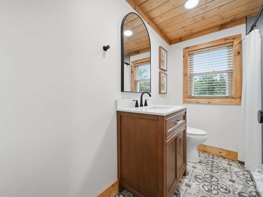 418 Arlington Circle, Lenoir, NC 28645.  MLS# CAR4390975, YatesRealty ID 34437. 